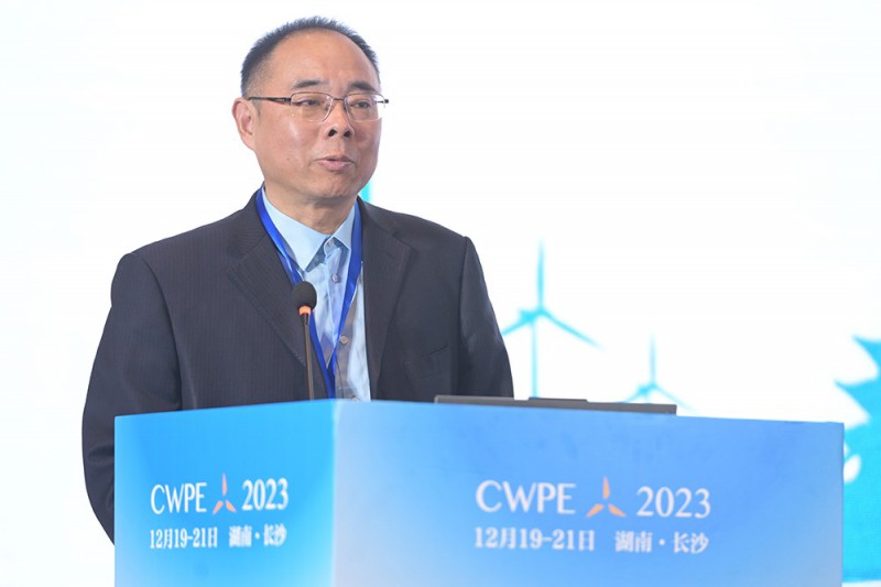 中國電器工業協會副會長、中國電器工業協會風力發電設備分會理事長劉萬平致辭